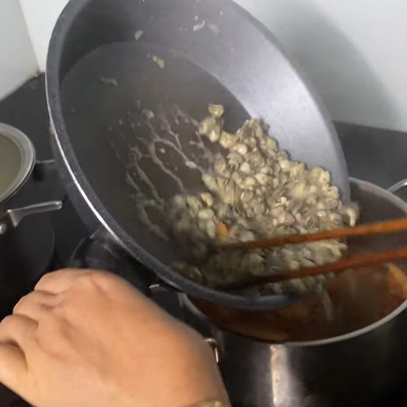 Step 3 Cooking the soup Sweet and sour starfruit soup