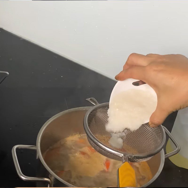 Step 3 Cooking the soup Sweet and sour starfruit soup