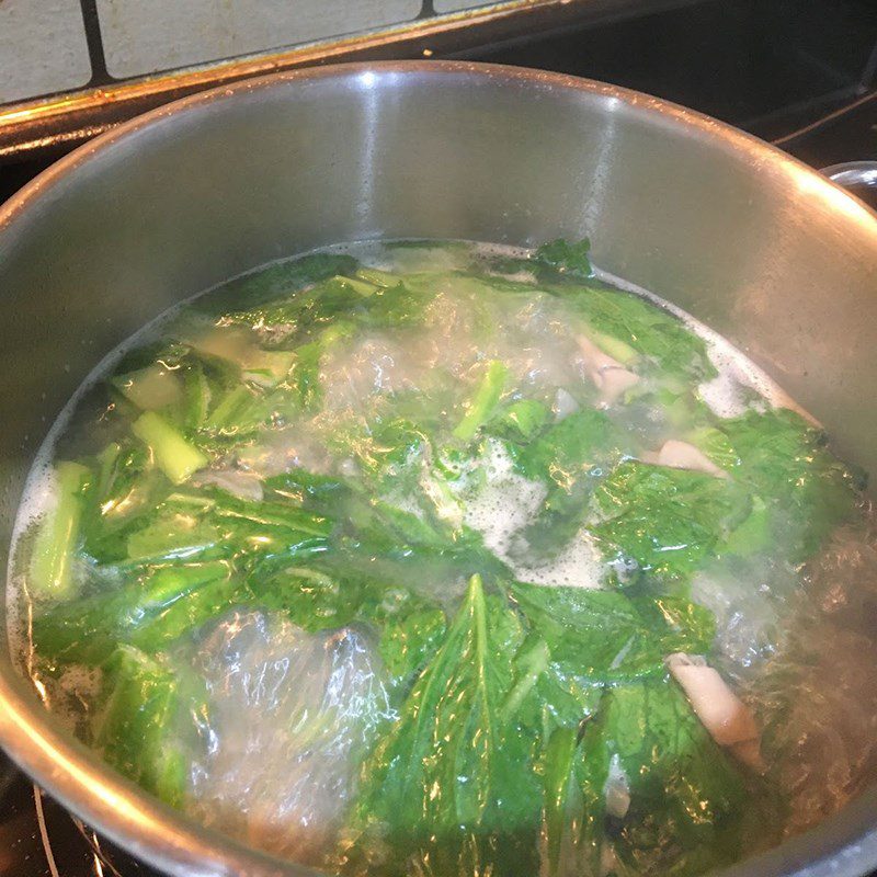 Step 3 Cook the green mustard soup with chicken intestines