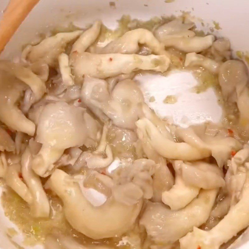 Step 3 Cook the vegetarian sour soup with flower clusters