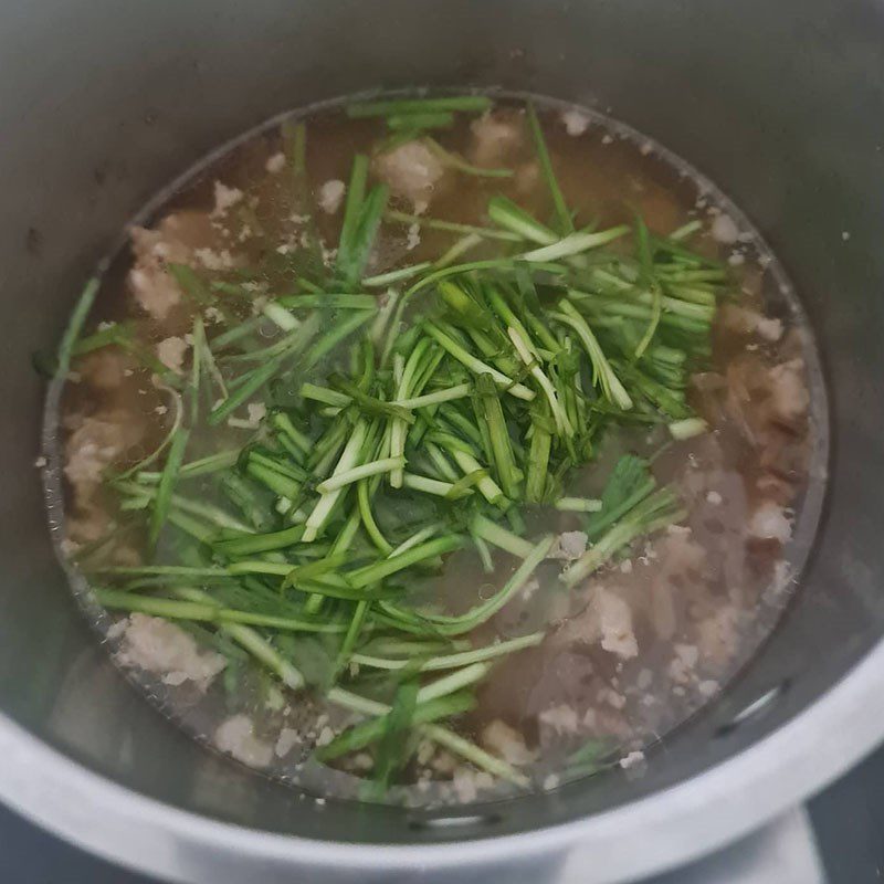 Step 2 Cooking the soup Chive soup with minced meat and tofu