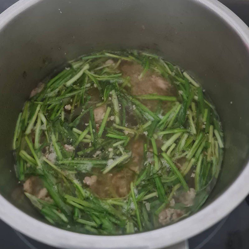 Step 2 Cooking the soup Chive soup with minced meat and tofu