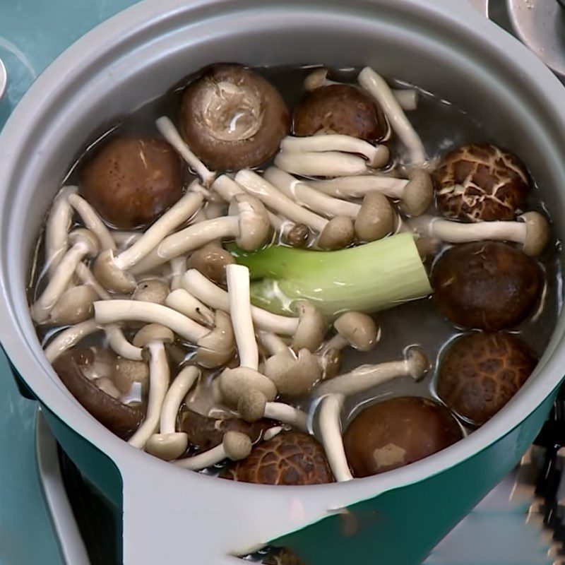 Step 3 Cook the soup Lotus root mushroom soup