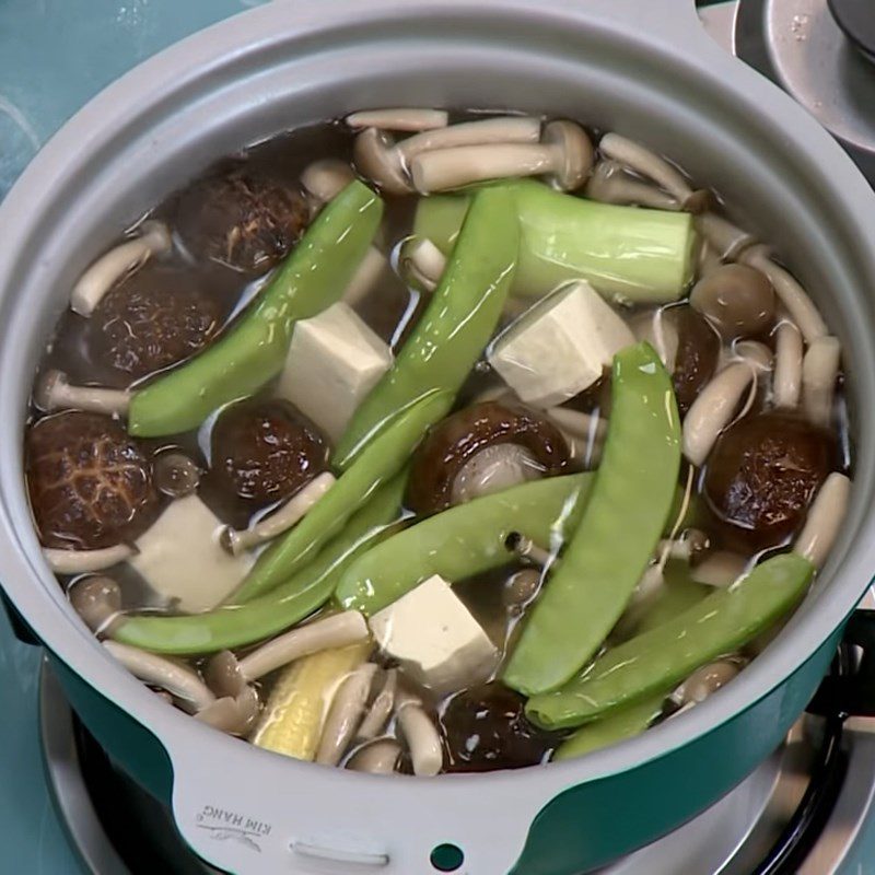 Step 3 Cooking lotus root mushroom soup