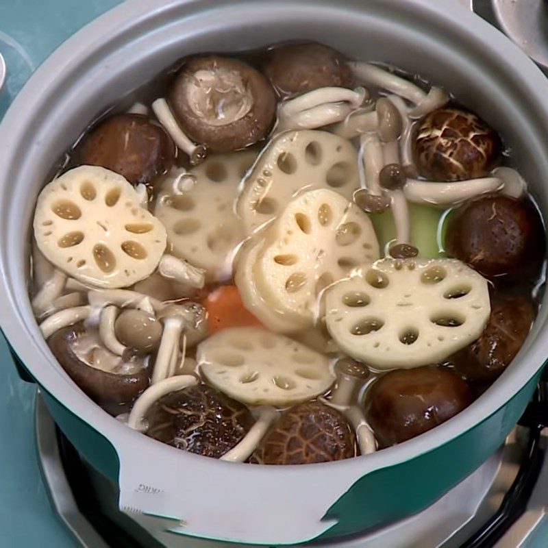 Step 3 Cooking lotus root mushroom soup