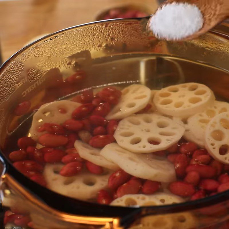 Step 3 Cook the soup Lotus root and red bean soup