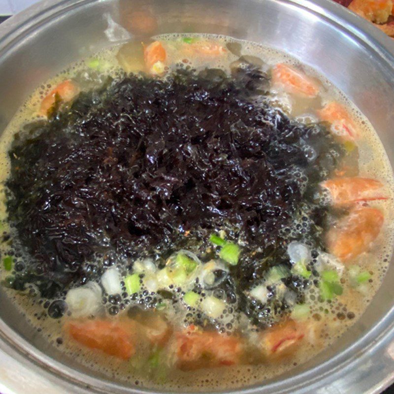 Step 2 Cooking soup Seaweed soft tofu soup