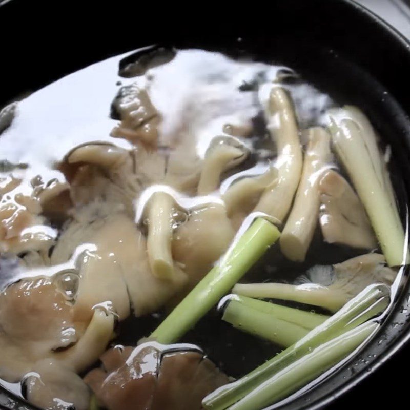 Step 2 Cooking the soup for Lemongrass Oyster Mushroom Soup