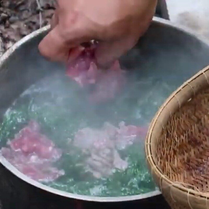 Step 2 Cooking the beef and pennywort soup