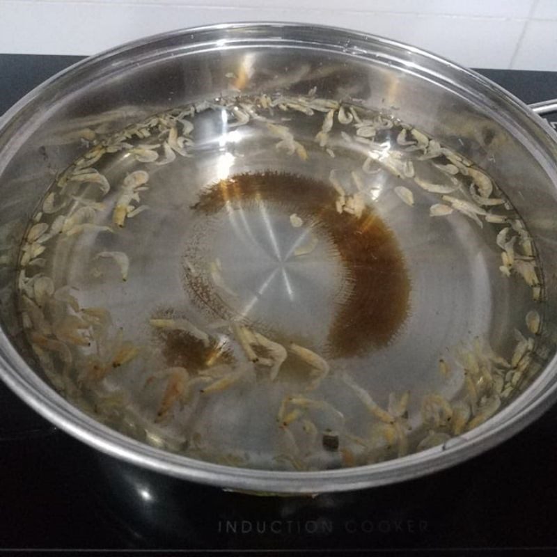 Step 2 Cook the soup for Amaranth soup with dried shrimp