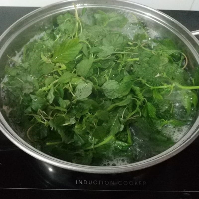 Step 2 Cook the soup for Amaranth soup with dried shrimp