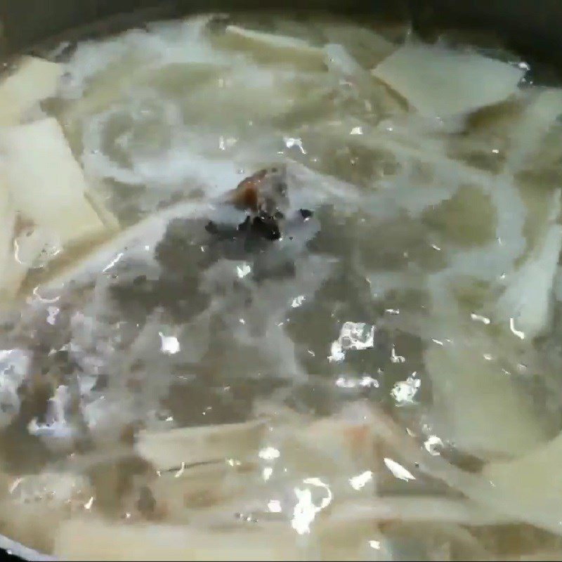 Step 3 Cooking the soup Sour barramundi soup with sour bamboo shoots