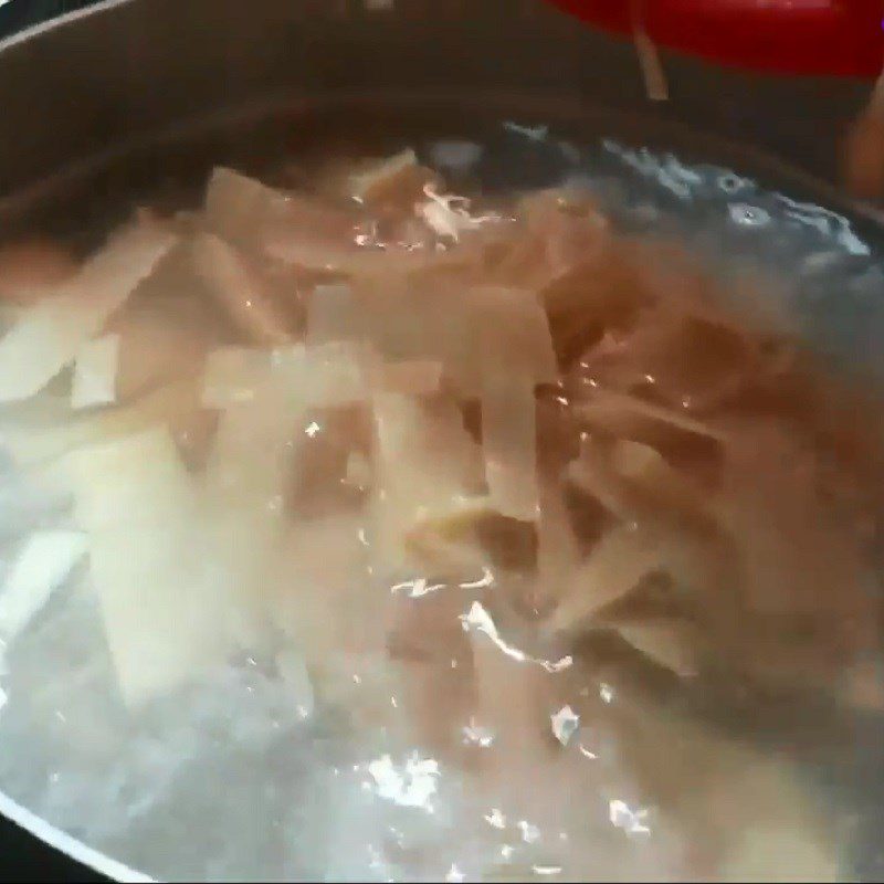 Step 3 Cooking the soup Sour barramundi soup with sour bamboo shoots