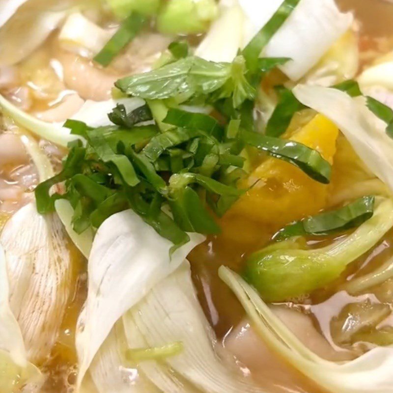 Step 3 Cook sour vegetarian soup Sour soup with vegetarian flower cluster