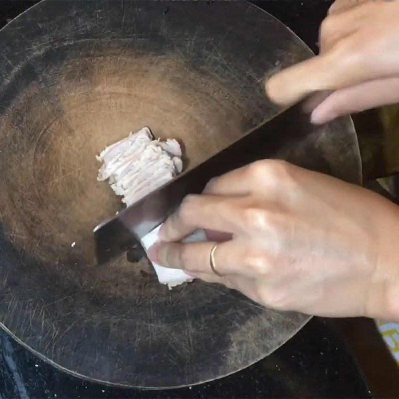 Step 3 Chop the meat Pork pennywort porridge