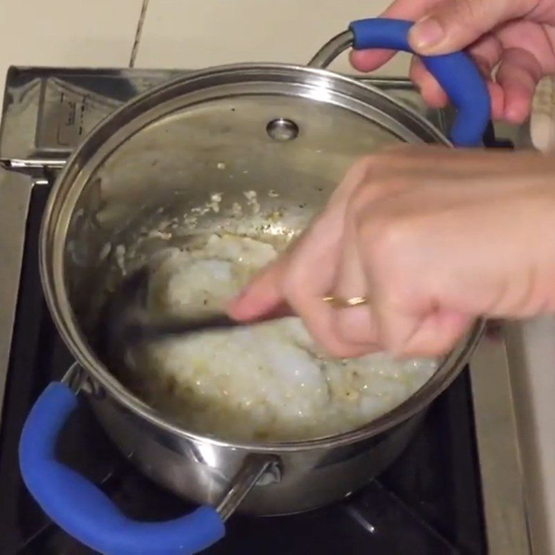 Step 3 Cook the porridge for baby clam porridge