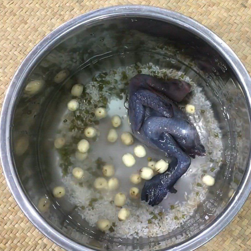 Step 3 Cook the porridge Green bean porridge with lotus seeds and black chicken