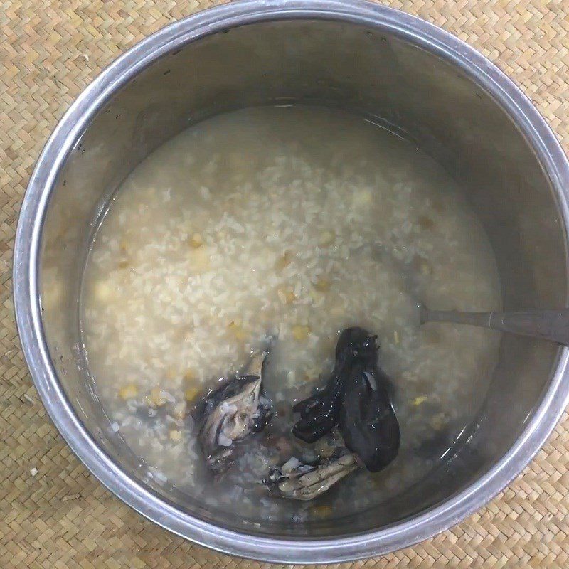 Step 3 Cook the porridge Green bean porridge with lotus seeds and black chicken