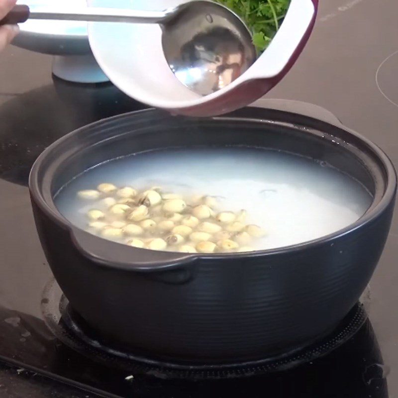 Step 3 Cook lotus seed porridge Chicken heart porridge with lotus seeds