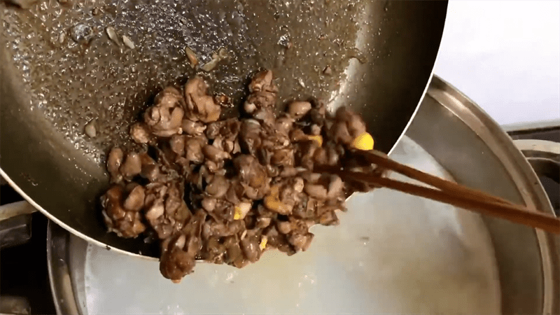 Step 6 Cooking porridge with quail intestines Porridge with razor clams