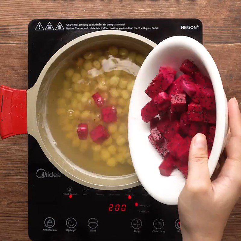 Step 3 Cook the sweet soup for Red Dragon Fruit Lotus Seed Sweet Soup