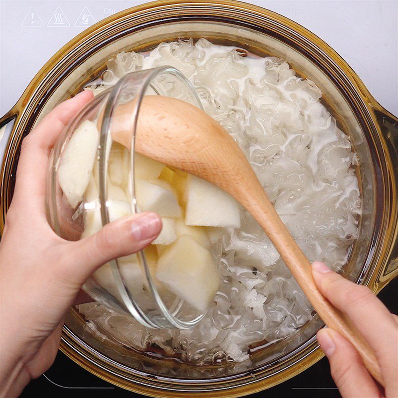 Step 2 Cook the sweet soup How to make Snow Pear and Snow Mushroom Sweet Soup