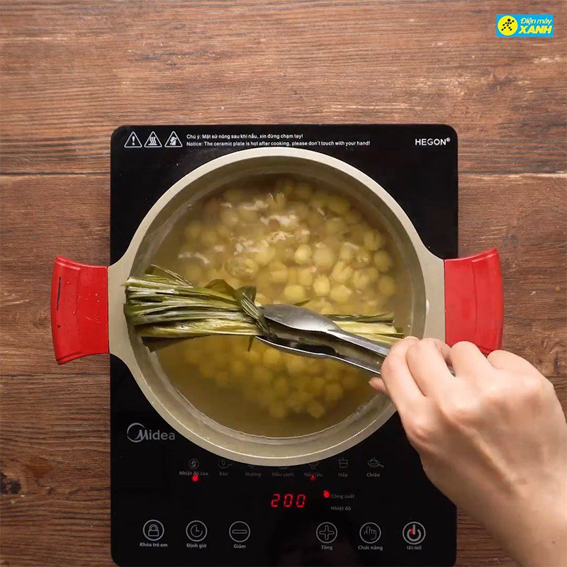 Step 3 Cook the sweet soup for Red Dragon Fruit Lotus Seed Sweet Soup