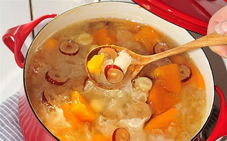 Step 2 Cooking the dessert Snow fungus papaya dessert