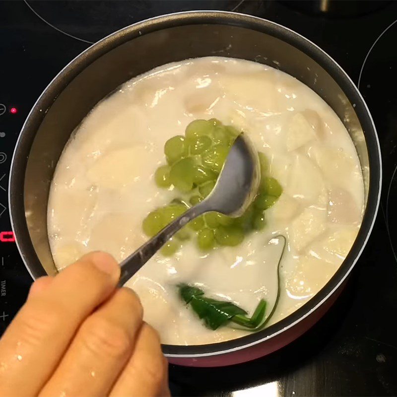 Step 4 Cook banana and taro pearl dessert