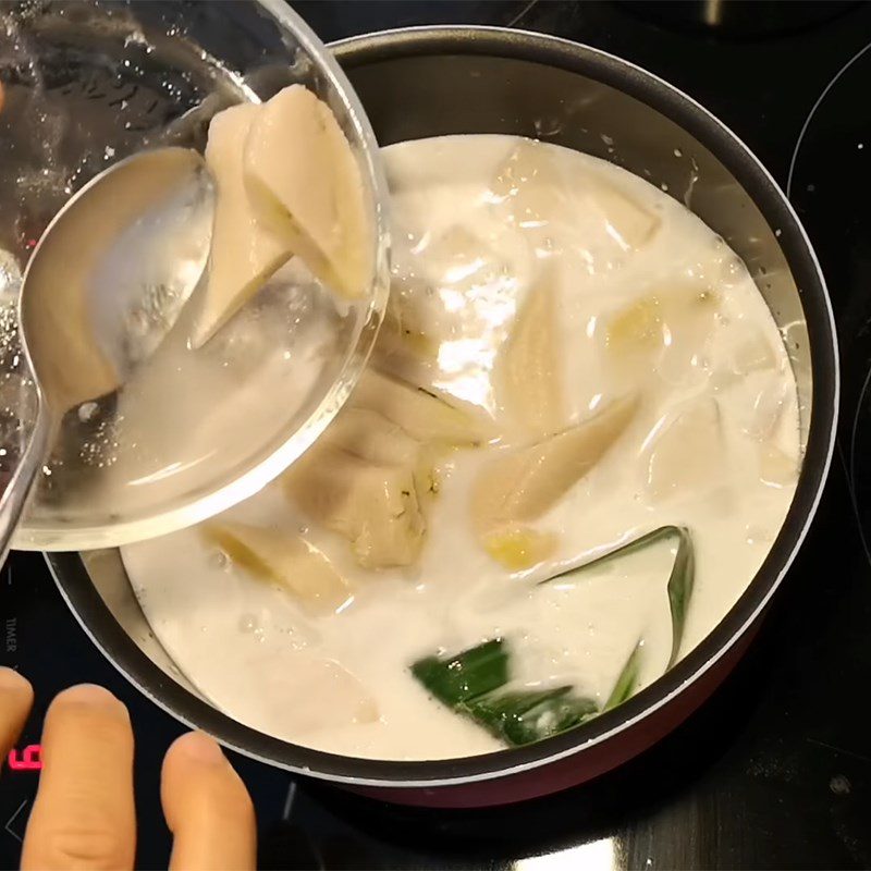 Step 4 Cook banana and taro pearl dessert