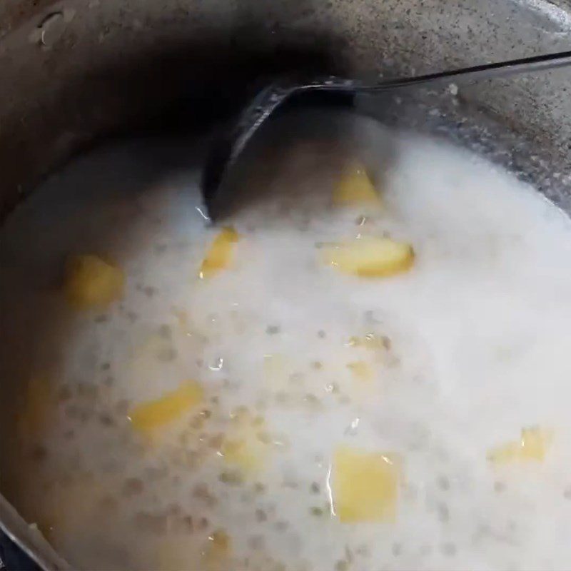 Step 3 Cook sweet banana soup with sweet potato Sweet banana soup with sweet potato