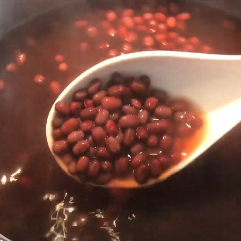 Step 2 Cooking red bean sweet with rock sugar Red bean sweet with rock sugar