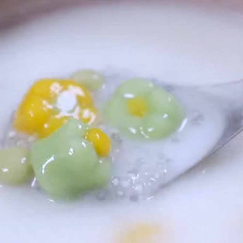 Step 4 Cooking chrysanthemum tea with tapioca and coconut milk Chrysanthemum tea with tapioca and coconut milk