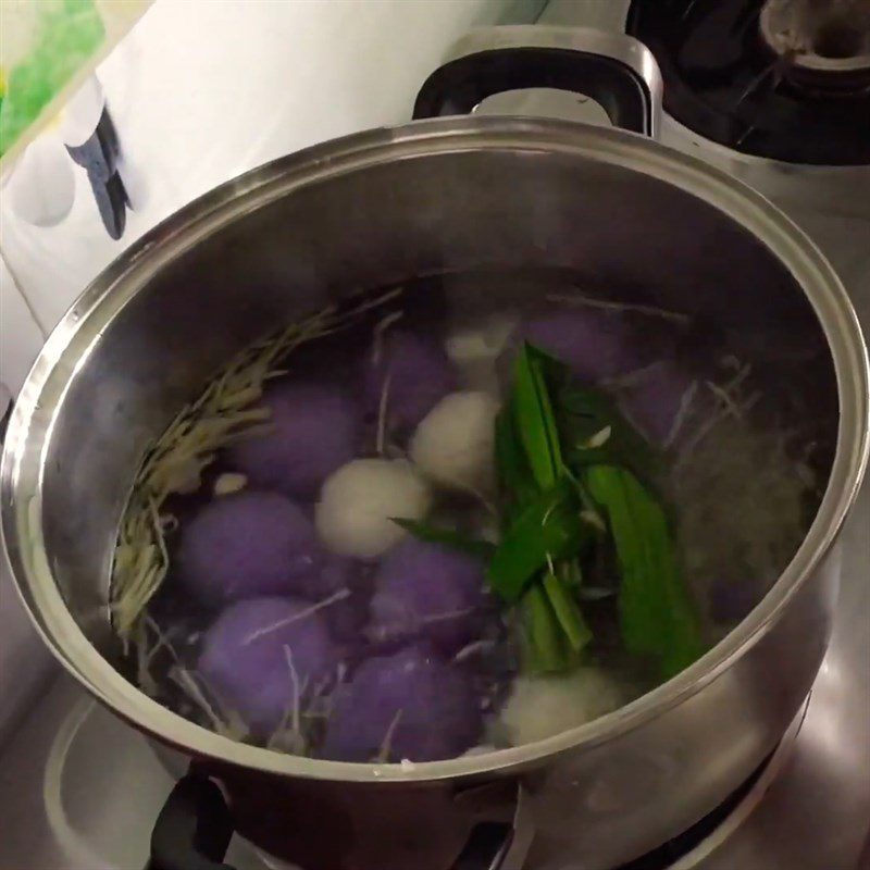 Step 5 Cook blue pea water sticky rice cake