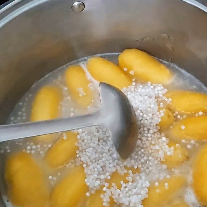 Step 3 Cooking sáp bananas with coconut milk and tapioca pearls Sáp banana dessert