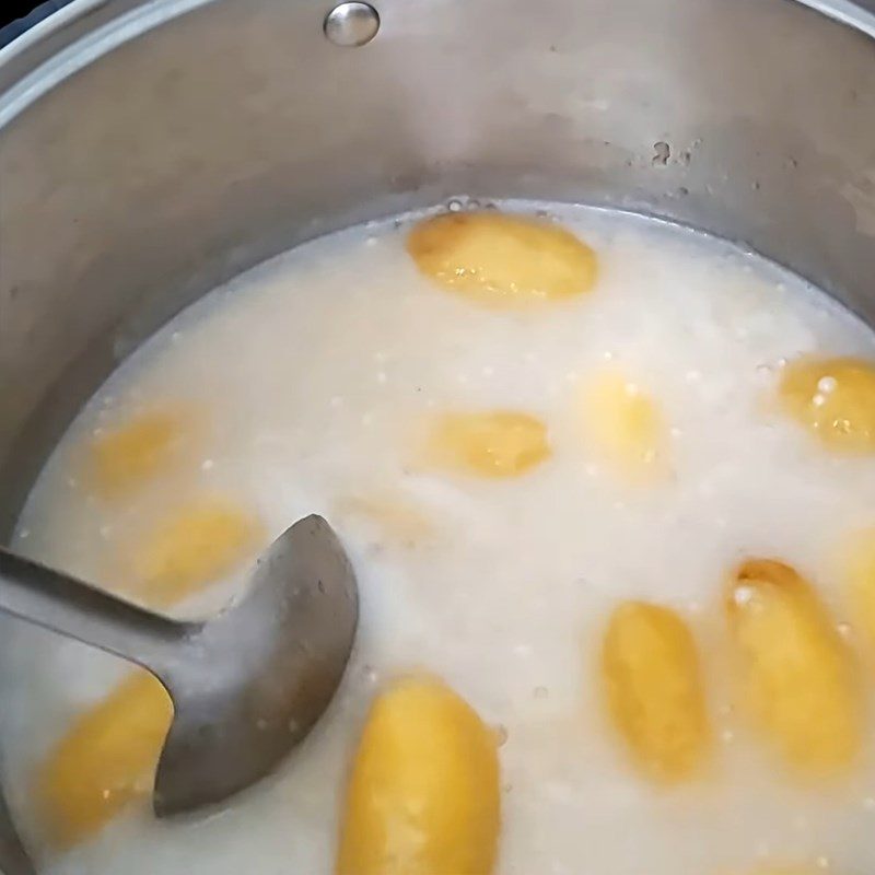 Step 3 Cooking sáp bananas with coconut milk and tapioca pearls Sáp banana dessert