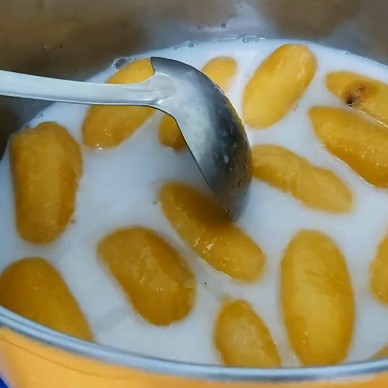 Step 3 Cooking sáp bananas with coconut milk and tapioca pearls Sáp banana dessert