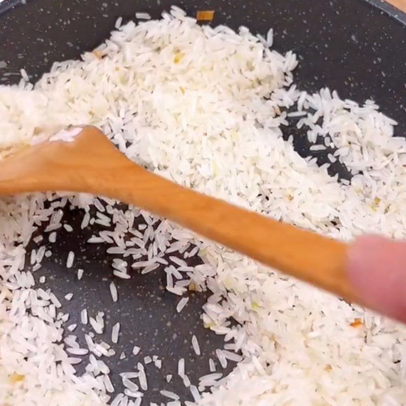 Step 4 Cooking rice for vegetarian Hoi An chicken rice (Recipe shared by Tiktok Green Vegetarian Kitchen)