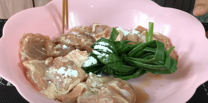 Step 1 Prepare the ingredients for Chicken Rice