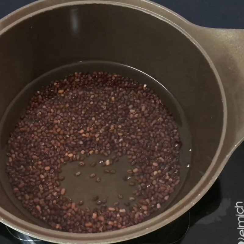 Step 1 Cooking red beans for matcha red bean jelly