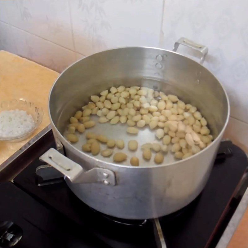 Step 2 Cook the peanuts for Sake Peanut dessert