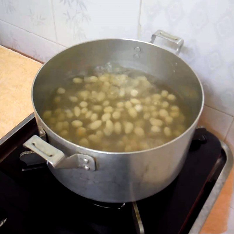 Step 2 Cook the peanuts for Sake Peanut dessert