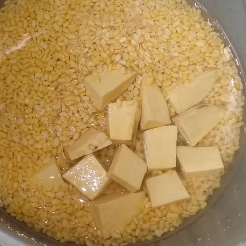 Step 2 Cook the mung beans for Gấc sticky rice dumplings with mung bean filling