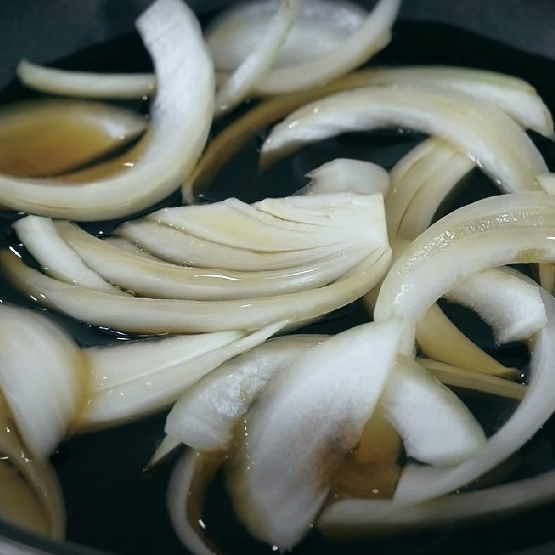 Step 3 Cook the chicken with the sauce for Oyakodon