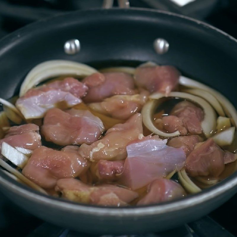 Step 3 Cook the chicken with the sauce for Oyakodon
