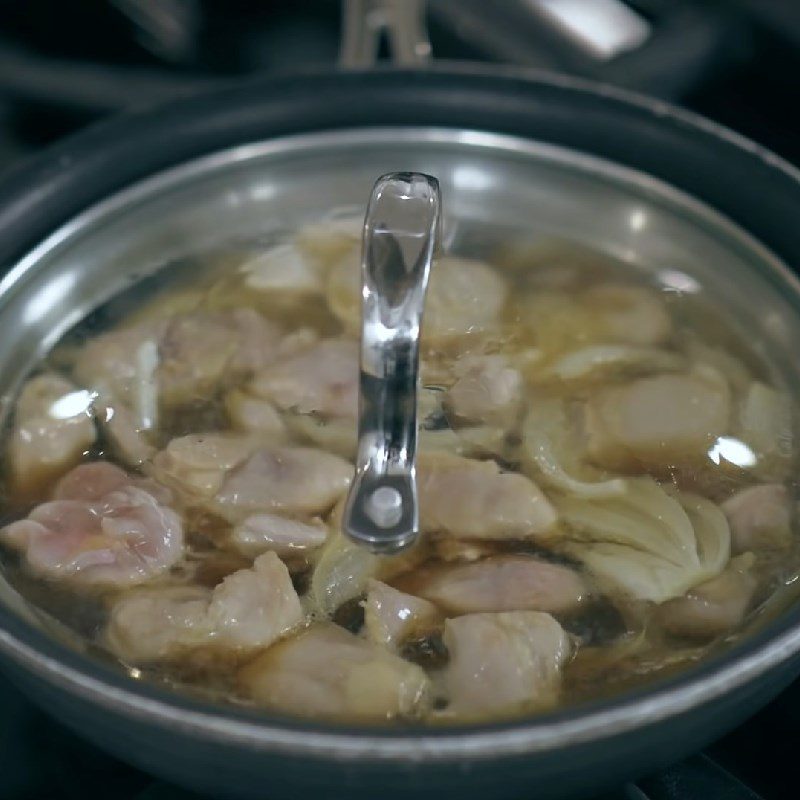 Step 3 Cook the chicken with the sauce for Oyakodon