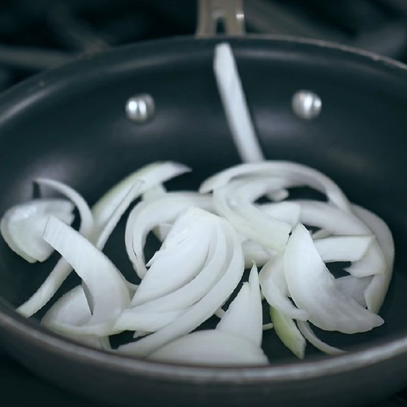 Step 3 Cook the chicken with the sauce for Oyakodon