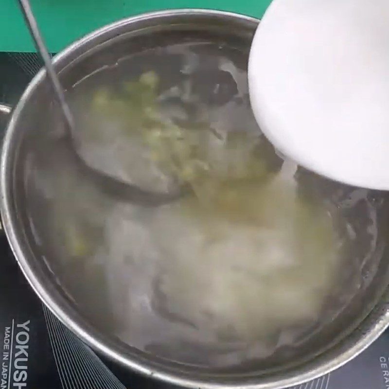 Step 2 Cooking lotus seeds with tapioca flour Lotus seed sweet soup with tapioca flour