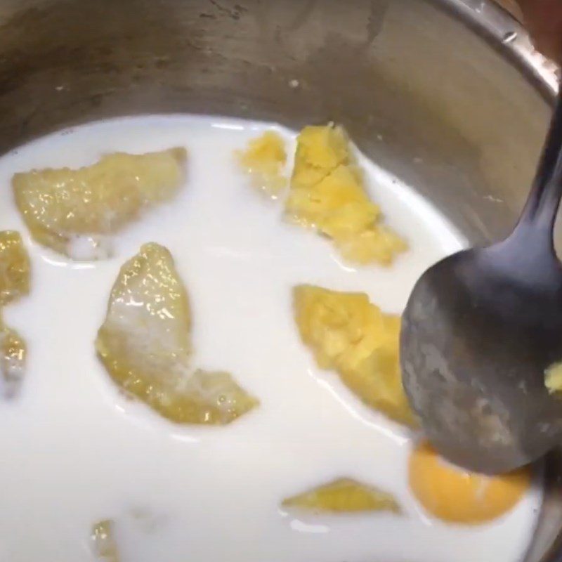 Step 2 Cook the sweet potato mixture with milk Chicken egg sweet potato porridge