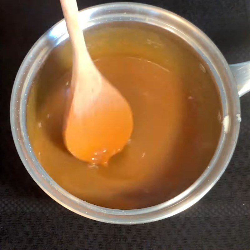 Step 1 Cook the caramel sauce mixture for Panna cotta with caramel sauce